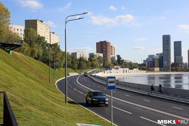 На противоположенной стороне Крутицкой набережной крутые холмы и отсутствуют тротуары | Источник: Артем Устюжанин / MSK1.RU