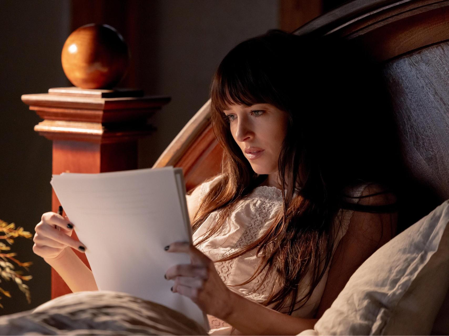 Дакота Джонсон, Энн Хэтэуэй и опасные секреты: стоит ли смотреть «Тайный дневник Верити»