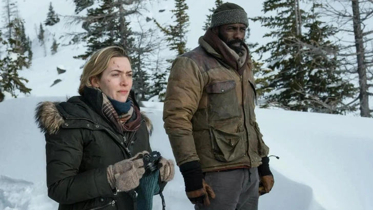 Алекс и Бен в горах | Источник: Кадр из фильма «Между нами горы»