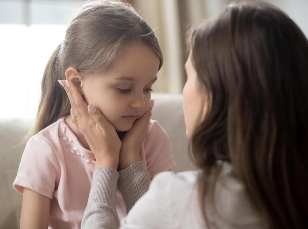 Проблемы с самооценкой и замкнутость: что происходит с ребенком, который растет без отца