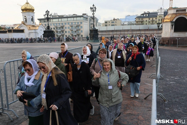 Огромная очередь выстроилась у храма Христа Спасителя в Москве | Источник: Артем Устюжанин / MSK1.RU