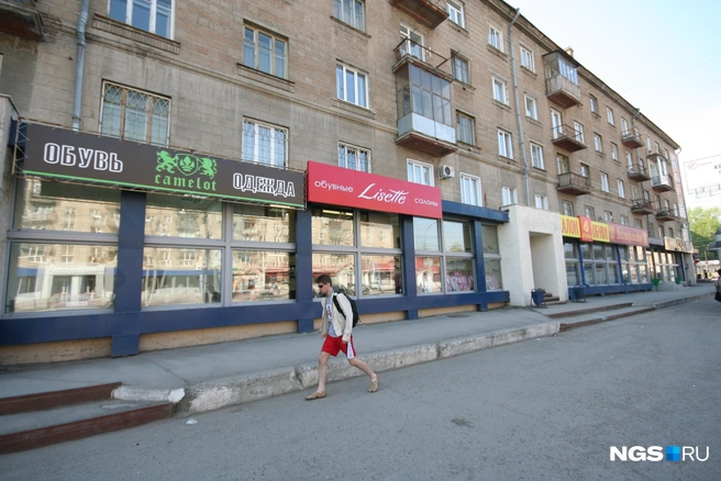 В период максимального расцвета обувные салоны начали занимать места уже до метро Студенческая | Источник: Стас Соколов/NGS.RU