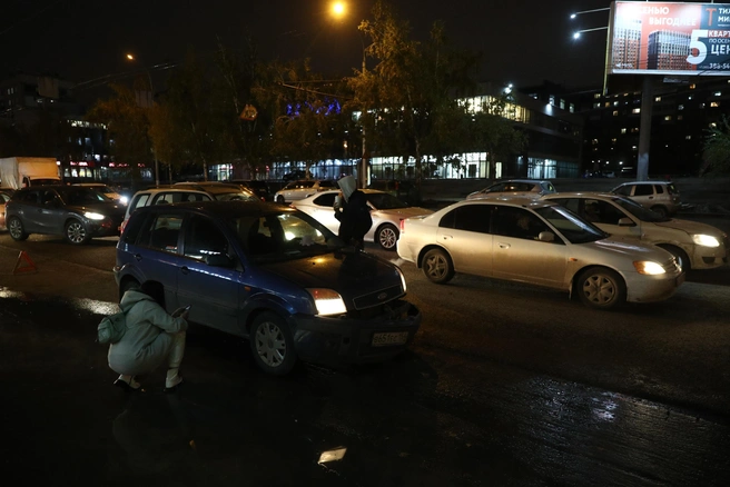 По рассказам очевидцев, автомобиль застрял в яме с кипятком передним колесом | Источник: Александр Ощепков