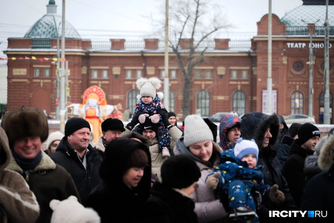 Самый лучший обзор открывался с плеч родителей и старших братьев | Источник: Арсений Чекмарёв / «ИрСити»