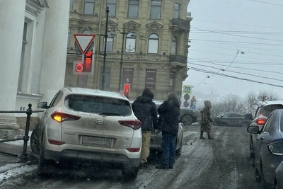 ДТП на Фонтанке заблокировало поворот на Невский, образовалась пробка