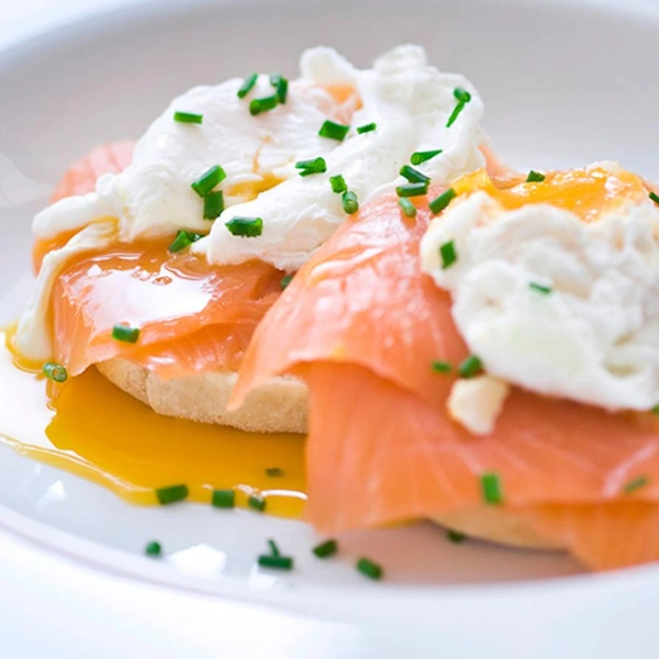 Яйца Бенедикт по-норвежскиПрекрасный вариант завтрака в скандинавском стиле, от которого будут в восторге все — даже ЗОЖ-активисты.Полный рецепт яиц Бенедикт по-норвежски читайте по ссылке.