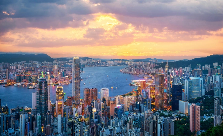 В застройке Гонконга преобладают небоскребы: башни бизнес-центров и бесконечные жилые муравейники в 50-70 этажей — недаром здесь едва ли не самая высокая плотность населения в мире | Источник: munduuk/Shutterstock/Fotodom.ru