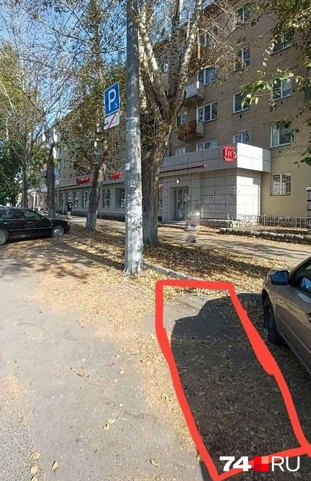 Красным контуром обозначено место стоянки. Глазомер водителя подвел | Источник: читатель 74.RU
