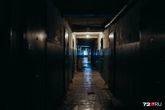 Освещения от лампочек хватает всего на несколько метров | Источник: Ирина Шарова / 72.RU