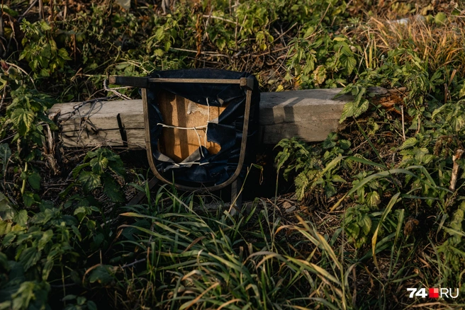 Когда идешь вдоль этого пустыря, можно найти странные артефакты. Перекрыли яму бревном и старым стулом? | Источник: Наталья Лапцевич