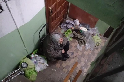 Elderly Woman Forced to Sleep in Stairwell Amid Apartment Clutter