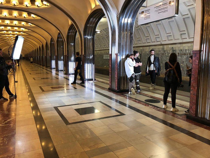 Центральную станцию московского метро перекрыли в час-пик ради съемок клипа