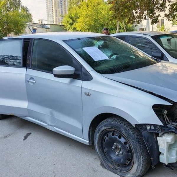 Серебристый Volkswagen Polo оставили на Есенина, 10 | Источник: мэрия Новосибирска