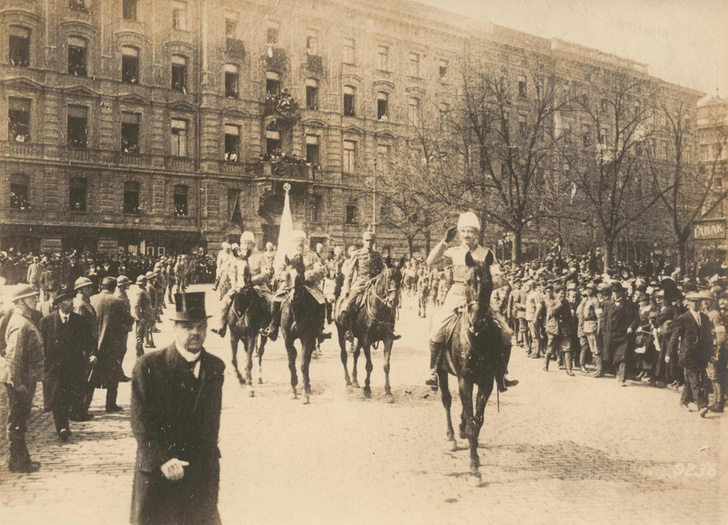 Барон принимает парад в Финляндии в честь окончания Первой мировой  войны