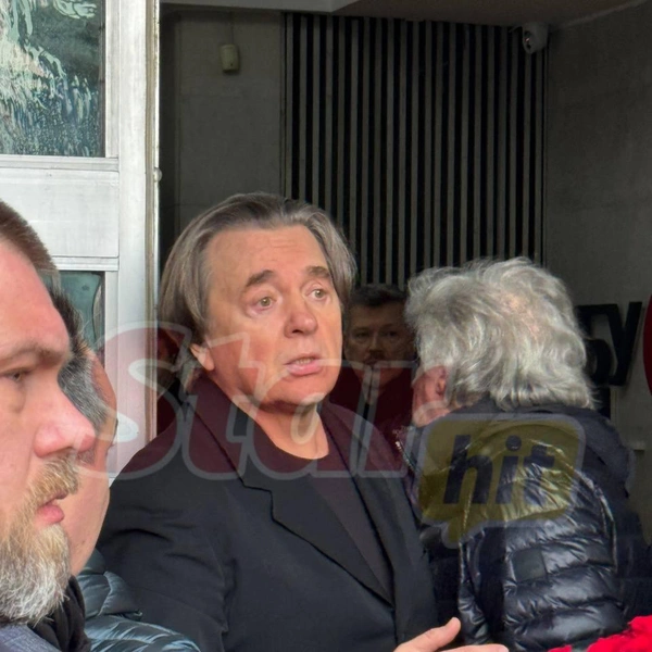 Константин Эрнст ожидал прощания вместе с остальными