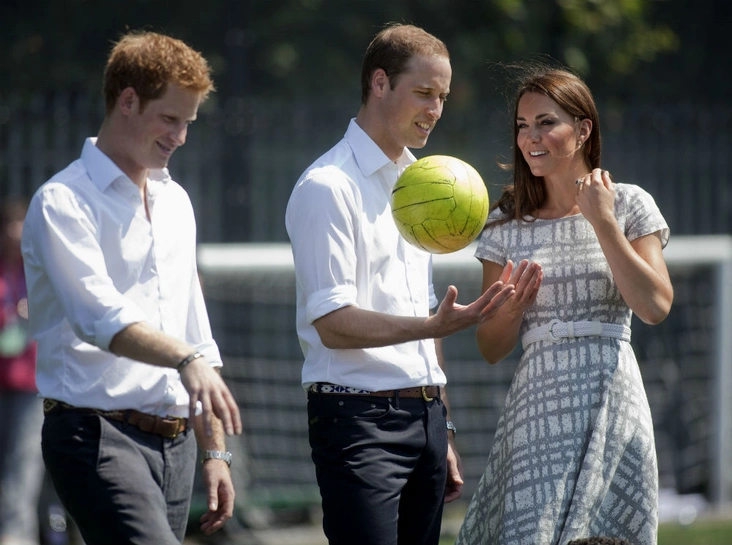 Гарри, Уильям и Кейт во время посещения британского колледжа, 26 июля 2012