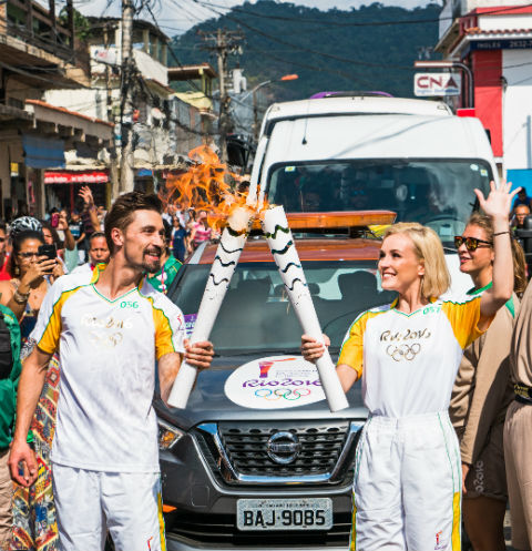 Дима Билан и Полина Гагарина приняли участие в эстафете олимпийского огня в Бразилии