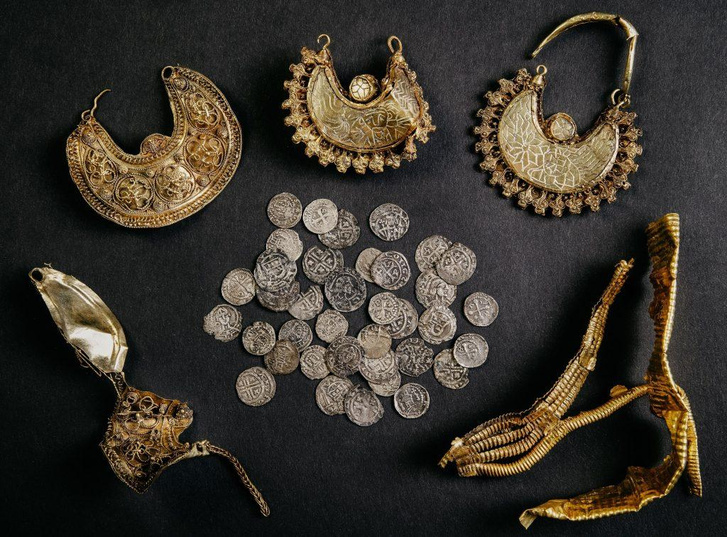 Крупные серьги и 39 монет: посмотрите на богатый средневековый клад из Нидерландов