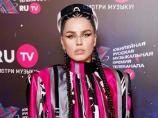 От стюардессы до иконы стиля. Как Zivert стала певицей, почему уходила со сцены и скрывала возлюбленных