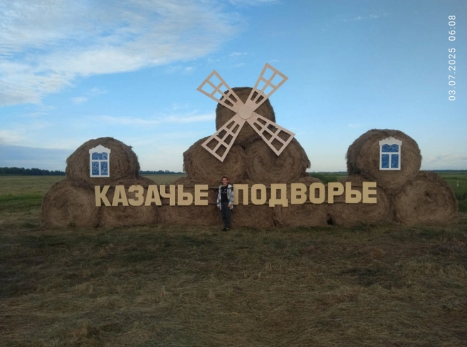 Фигура из сена «Казачье подворье», которая расположилась на пути следования Курган-Тюмень у села Рычково, приглашает туристов, путешественников и просто проезжающих мимо почувствовать себя настоящим казаком | Источник: Комплекс «Музей деревни. Казачье подворье»
