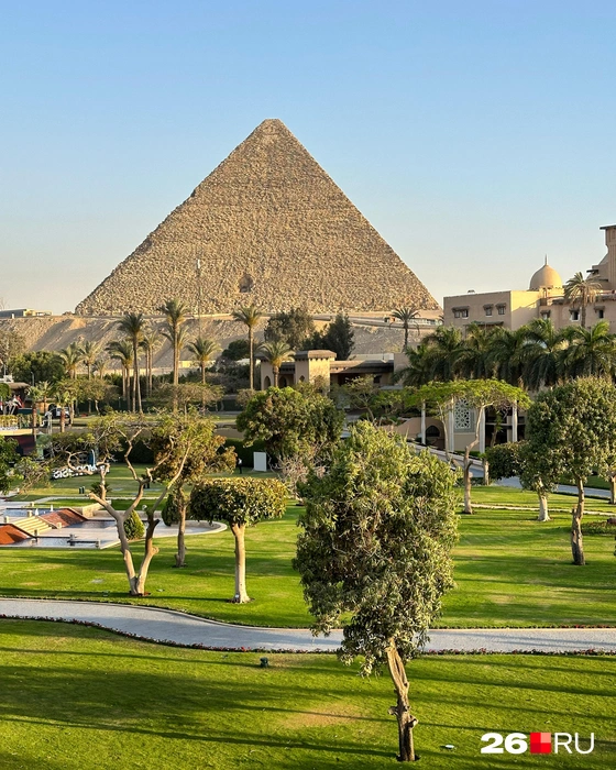 Вид на пирамиды с балкона в отеле | Источник: Габриелла Захарова / 26.RU