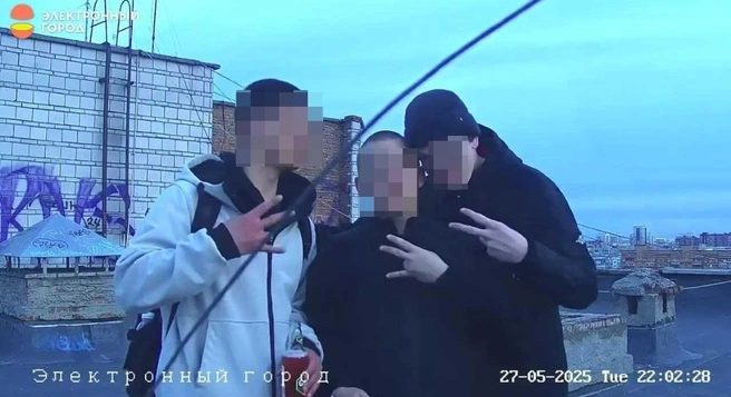 Несколько подростков проникли на крышу дома | Источник: Электронный город
