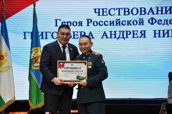 Григорьеву также подарили земельный участок | Источник: Моя Нюрба / t.me