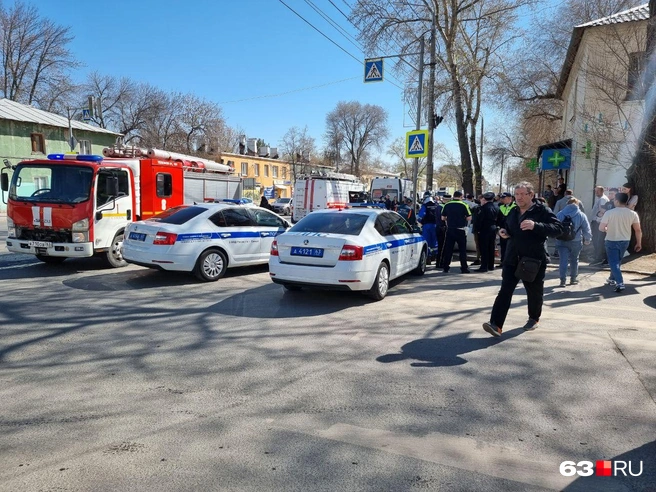 К месту ДТП подъехали несколько экипажей ДПС | Источник: Роман Данилкин / 63.RU