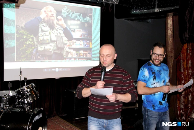 Популярные ведущие Алексей Данилов и Алексей Туманов на одной из вечеринок в «Открой рот» | Источник: Илья Калинин / NGS.RU