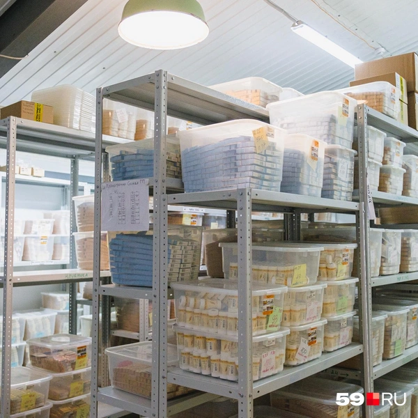 Перед вами коробки со стиками для пяток | Источник: Тимофей Калмаков / 59.RU