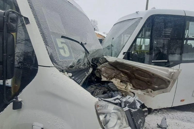 Two buses collide head-on in Lysva, injuring six including child