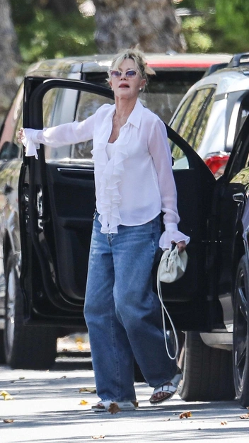 Мелани Гриффит носит самые модные сандалии, которые выглядят стильно и дорого — они вам нужны | marieclaire.ru