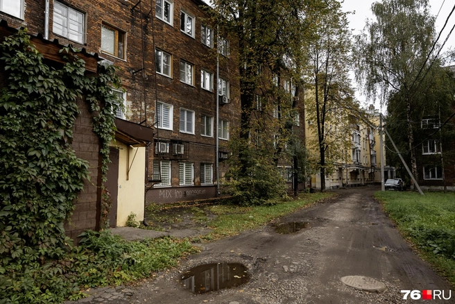 Во дворе от прежнего асфальтового покрытия дороги почти ничего не осталось | Источник: Александр Куренной / 76.RU