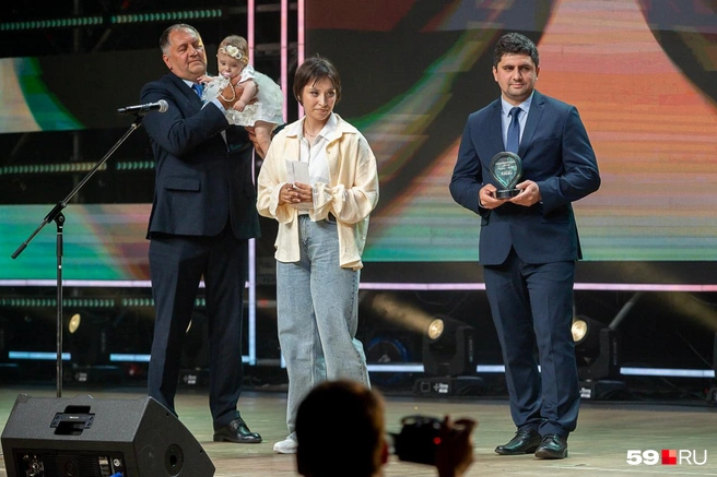 Слева направо: нейрохирург Дмитрий Штадлер с малышкой, Марина Горбацевич и нейрохирург Владислав Штадлер | Источник: Василина Любимова / 59.RU