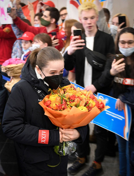 Камила Валиева прилетела в Москву, но не смогла найти в себе силы пообщаться с фанатами