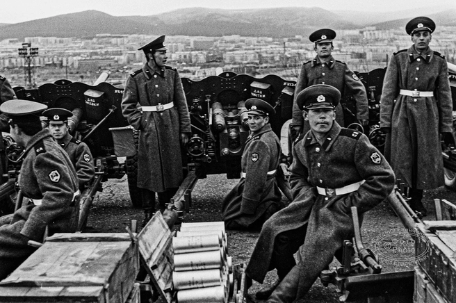 Военнослужащие мёрзнут на ветру. А ветер здесь почти всегда | Источник: Евгений Епанчинцев