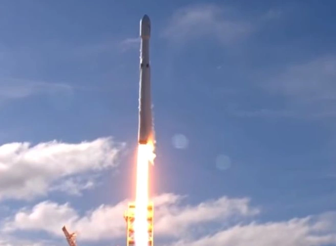 SpaceX впервые запустила сверхтяжелую ракету Falcon Heavy (видео) | ya62.ru