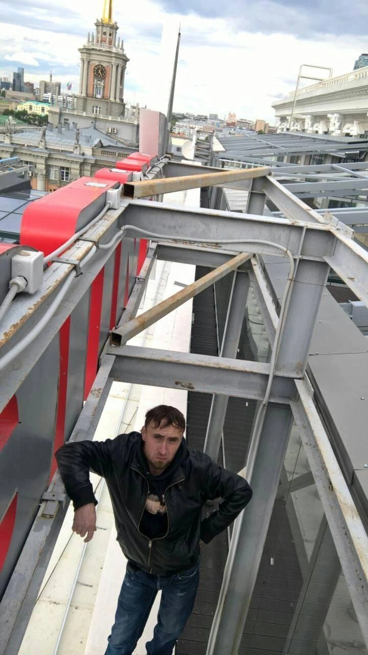 Алексей работал монтажником вывесок  | Источник: Алексей Куйвашев / Vk.com 