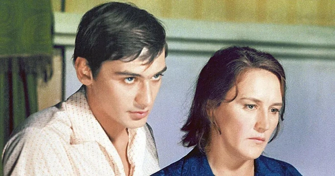 В картине «Русское поле» Владимир Тихонов и Нонна Мордюкова играли сына и мать, как и в жизни. По сюжету герой Владимира погибал, оставив безутешной свою маму. Через 20 лет так и произошло, но только в жизни | Источник: кадр из фильма «Русское поле», 1971 год