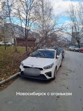 Kia оказался придавлен | Источник: «Новосибирск с огоньком» / Telegram