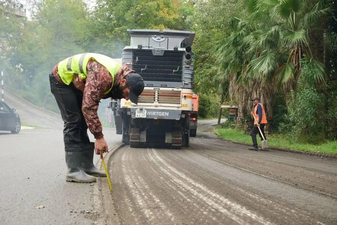 Будет полностью заменено асфальтобетонное покрытие, укреплено основание дороги, смонтирована система водоотведения и новое уличное освещение | Источник: sochi.ru