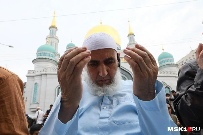 В Соборной мечети в центре Москвы прошел намаз в день праздника Курбан-байрам | Источник: Артем Устюжанин / MSK1.RU