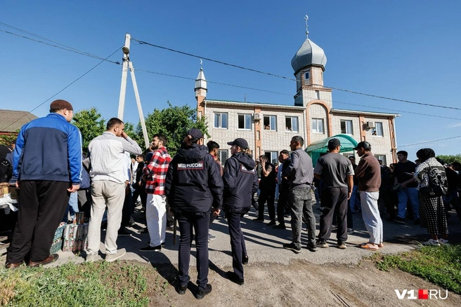 В толпе верующих мужчин можно было заметить и стоявших парами девушек в характерной одежде | Источник: Алексей Волхонский / V1.RU