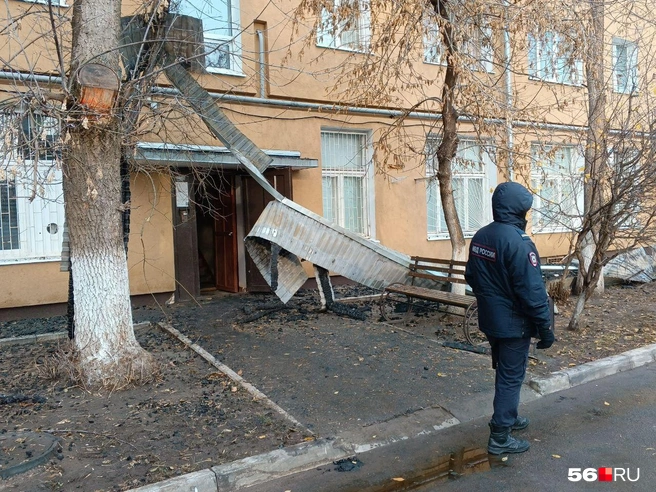 Где-то кровля лежит прямо на козырьке | Источник: Владислав Митрошин / 56.RU