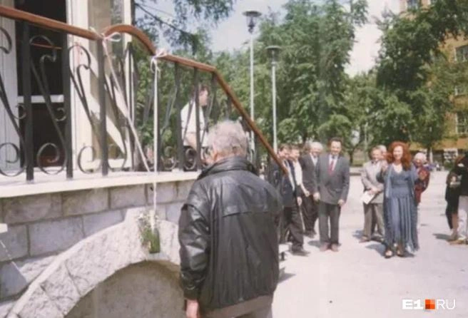 Историческое фото. 1996 год, торжественное открытие павильона. Главный архитектор города Геннадий Белянкин разбивает бутылку шампанского | Источник: Анатолий Лушников