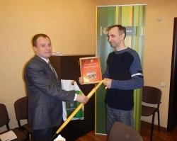 В Ярославском филиале ОАО «Россельхозбанк» подвели итоги акции для вкладчиков Валерий Мясников награждает победителя акции | 76.ru
