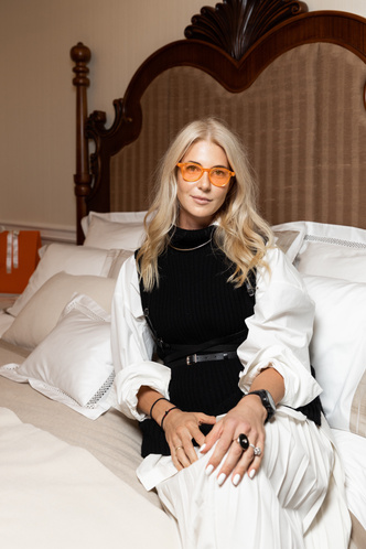 Вязаная жилетка + яркие очки: Дарья Лисиченко на презентации бренда Parpa