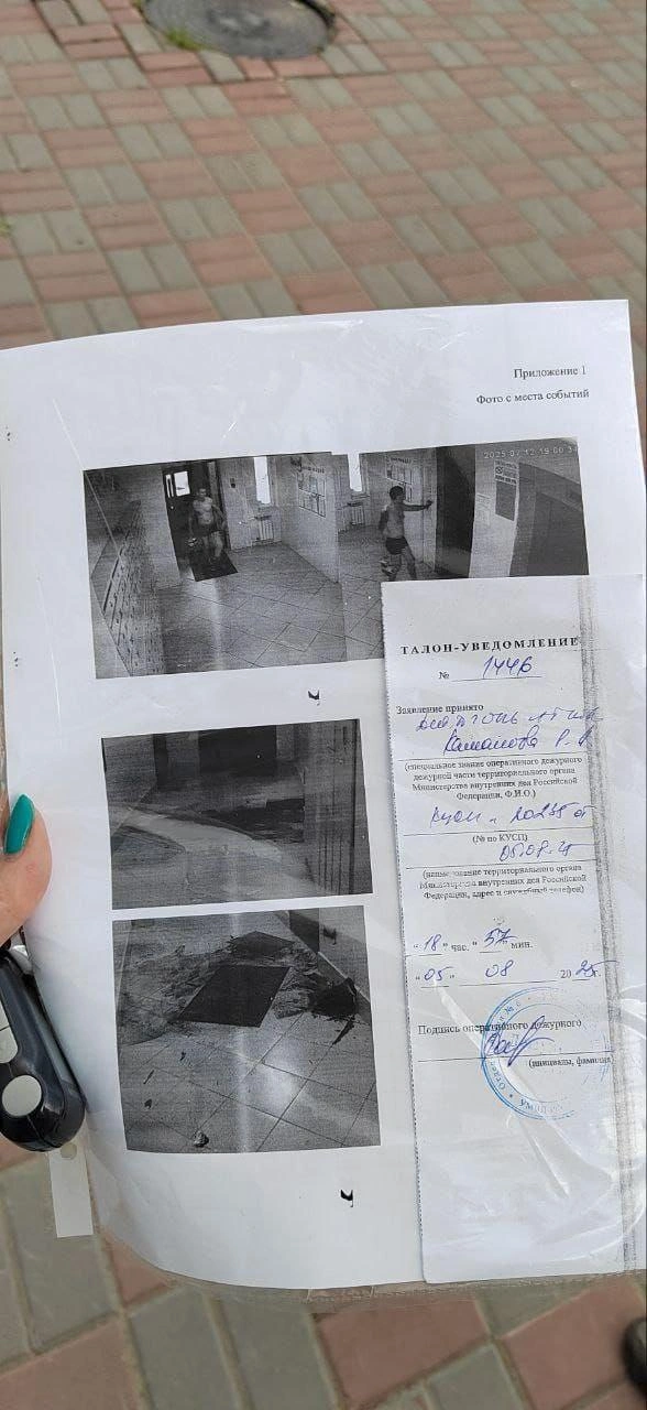 По словам соседей, Евгений может бегать по подъезду раздетым, крушить всё и марать стены кровью  | Источник: читатель 72.RU