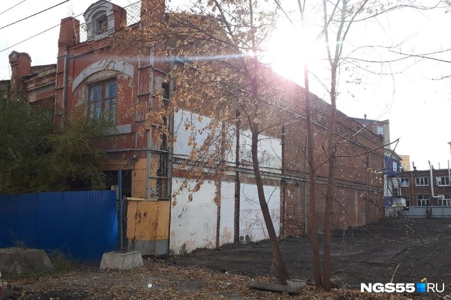 Правую стену здания-памятника от обрушения удерживает металлический пояс | Источник: Олег Малиновский