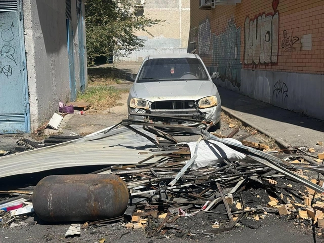 Во дворе остался один брошенный автомобиль «Акцент», остальные машины после пожара не вернулись | Источник: Марина Рыбалкина / 161.RU